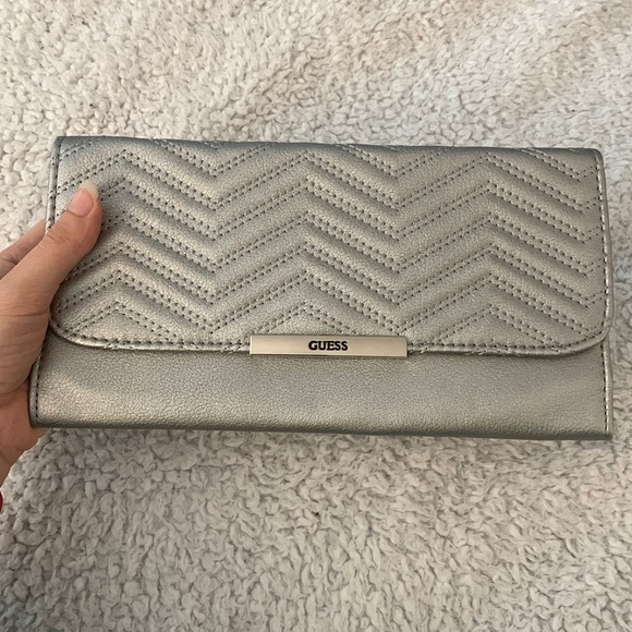 Guess Silver / Grey Leather Chevron Clutch - Picture 5 of 17